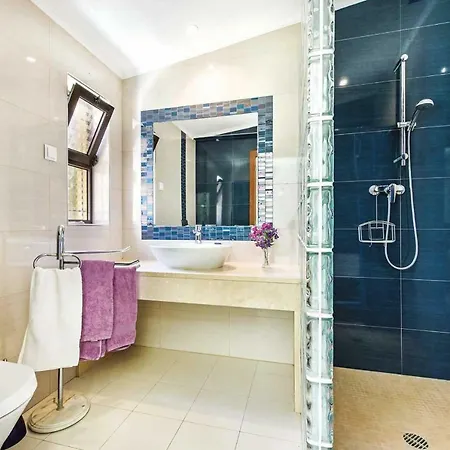 Villa Sleeps 8 Pool Air Con Wifi *